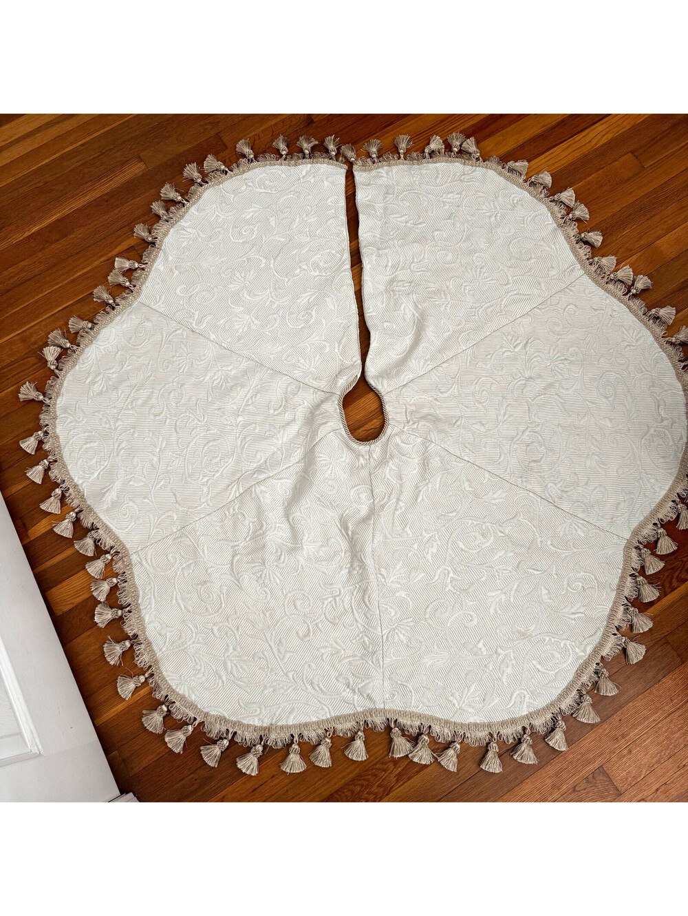 White Textured Christmas Tree Skirt Floral Pattern gold Tassel Fringe Trim 59in